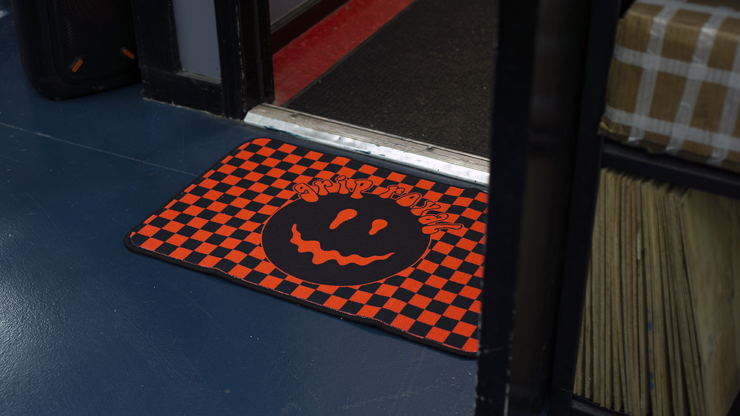 https://www.griproyal.com/wp-content/uploads/2021/12/griproyal_welcome-mat_interior_smiley-checkerboard_red_03.png
